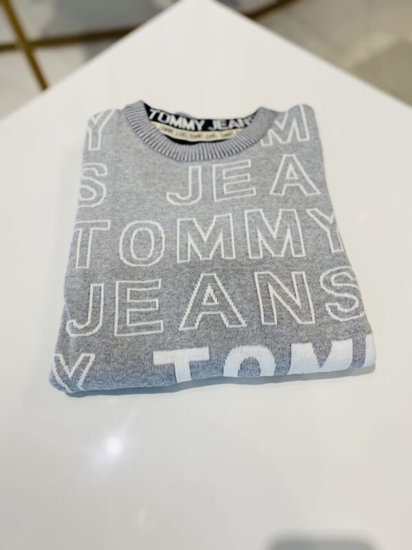 Szary sweter w logo Tommy Jeans