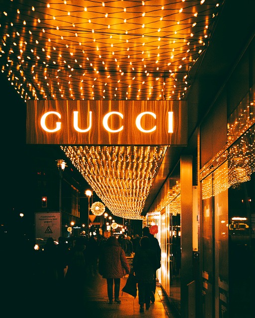 Pasek Gucci – do jakich stylizacji pasuje ten dodatek?