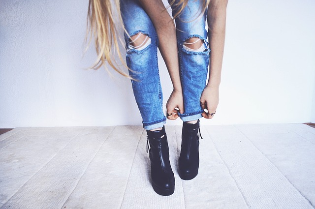 Jeansy damskie – dlaczego ubrania jeansowe nigdy nie wychodzą z mody?