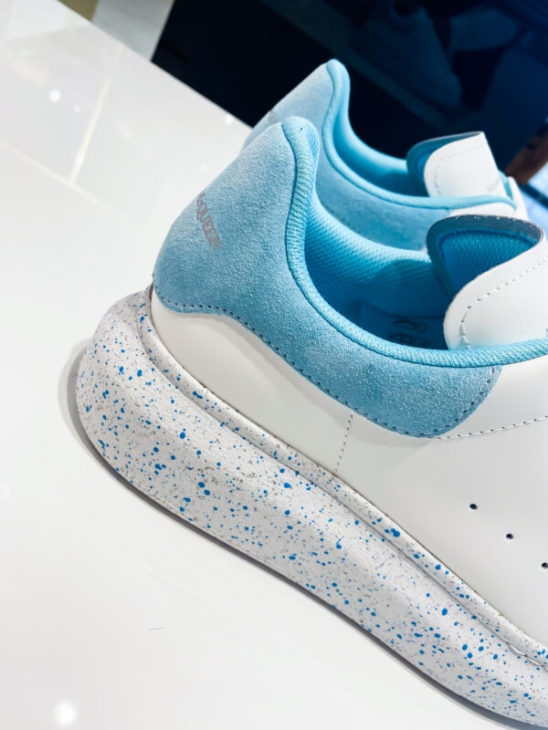 Białe sneakersy MCQUEEN /błękit