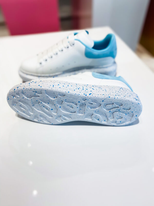 Białe sneakersy MCQUEEN /błękit
