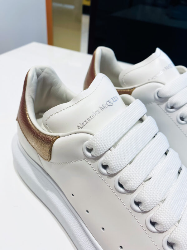 Białe sneakersy MCQUEEN /złoto