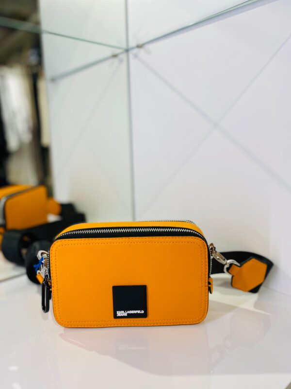 Pomarańczowa torebka “na aparat” KLJ